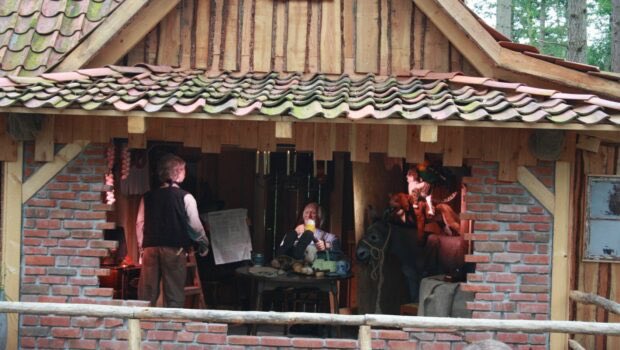 FreizeitparkJu1's tweet photo. 50 Jahre nach seiner Eröffnung als #Märchenwald bringt der heutige Magic Park Verden die "Bremer Stadtmusikanten" zurück. Das Märchen war ursprünglich bereits 1971 zu sehen, jedoch bei einem Sturm zerstört worden. #Freizeitpark #MagicParkVerden https://t.co/OkLqeuyBQ2