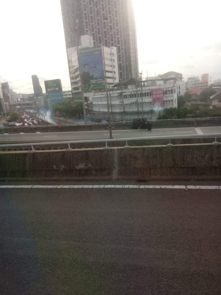 Ployhotmailcom5's tweet photo. ต้องเหี้ยแค่ไหน เป็นตำรวจแต่เสือกทำร้ายประชาชน ดักยิงประชาชน ||| #ม็อบ10สิงหา https://t.co/rGCs0NeSLH