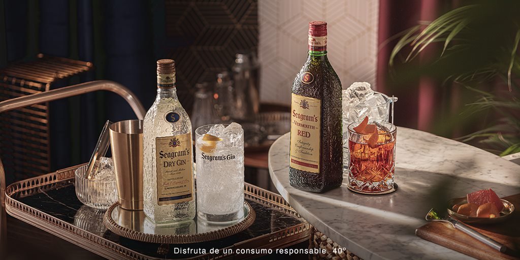 Los clásicos nunca pasan de moda, como un Negroni de #SeagramsGin, te lo enseñamos:

👉 3 cl de Seagram’s Dry Gin
👉 3 cl de Seagram’s Vermouth
👉 3 cl de Campari
👉 1 rodaja de naranja
👉 Hielo

Ahora que lo conoces, #ViveComoSiNadieTeConociera