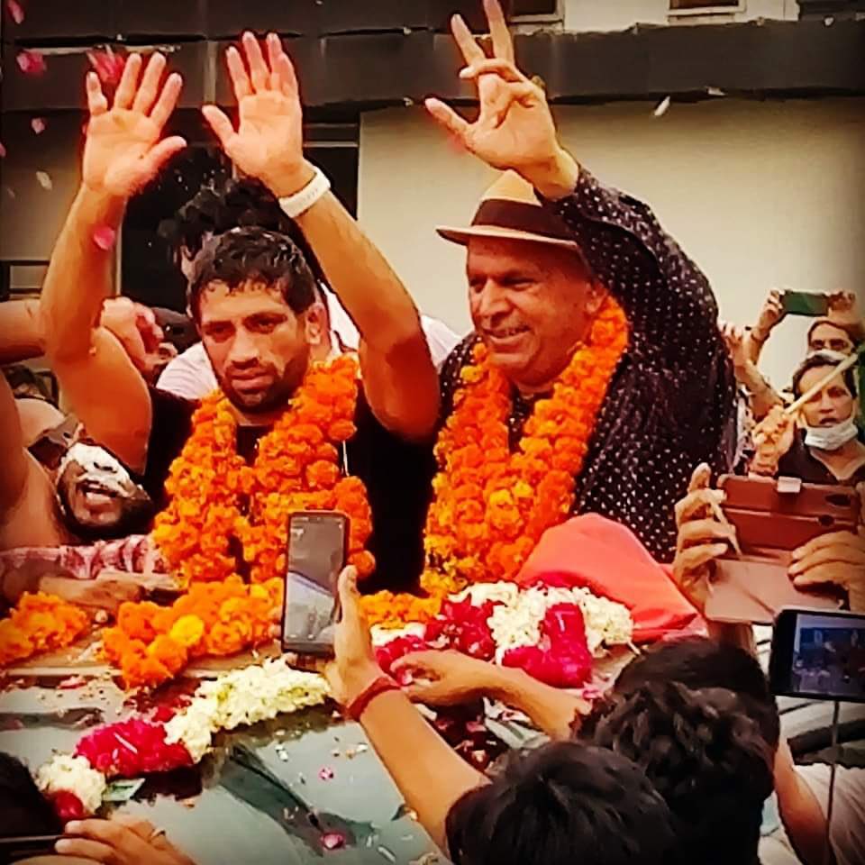 SatpalMahabali's tweet photo. आप सभी देशवासियों का तहे दिल से धन्यवाद हमारे खिलाड़ी बच्चों को इतना स्नेह और आशीर्वाद देने के लिए ।। ऐसे ही अपना आशीर्वाद इन पर बनाए रखे ताकि हम और मेहनत करे और ऐसे ही देश को मेडल देते रहे।।🇮🇳🙏🏻 https://t.co/7uCy7GCgrG