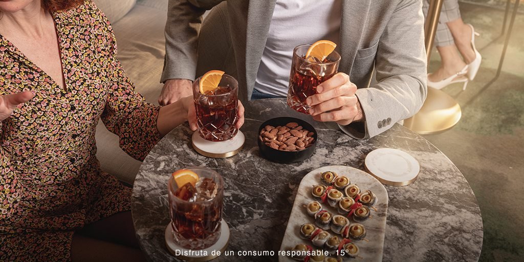 El aperitivo es un clásico, pero puedes hacerlo con tu propio estilo, sé tú mismo y atrévete con el nuevo Seagram's Vermouth #ViveComoSiNadieTeConociera #SeagramsGin