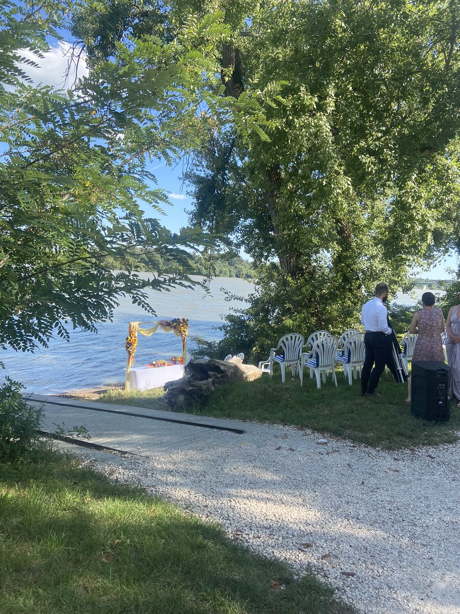 AndiFiggs's tweet photo. Tú, yo, una boda al lado del Danubio con sillas de Coca. No sé, piénsalo… https://t.co/aV2iEyvpXL