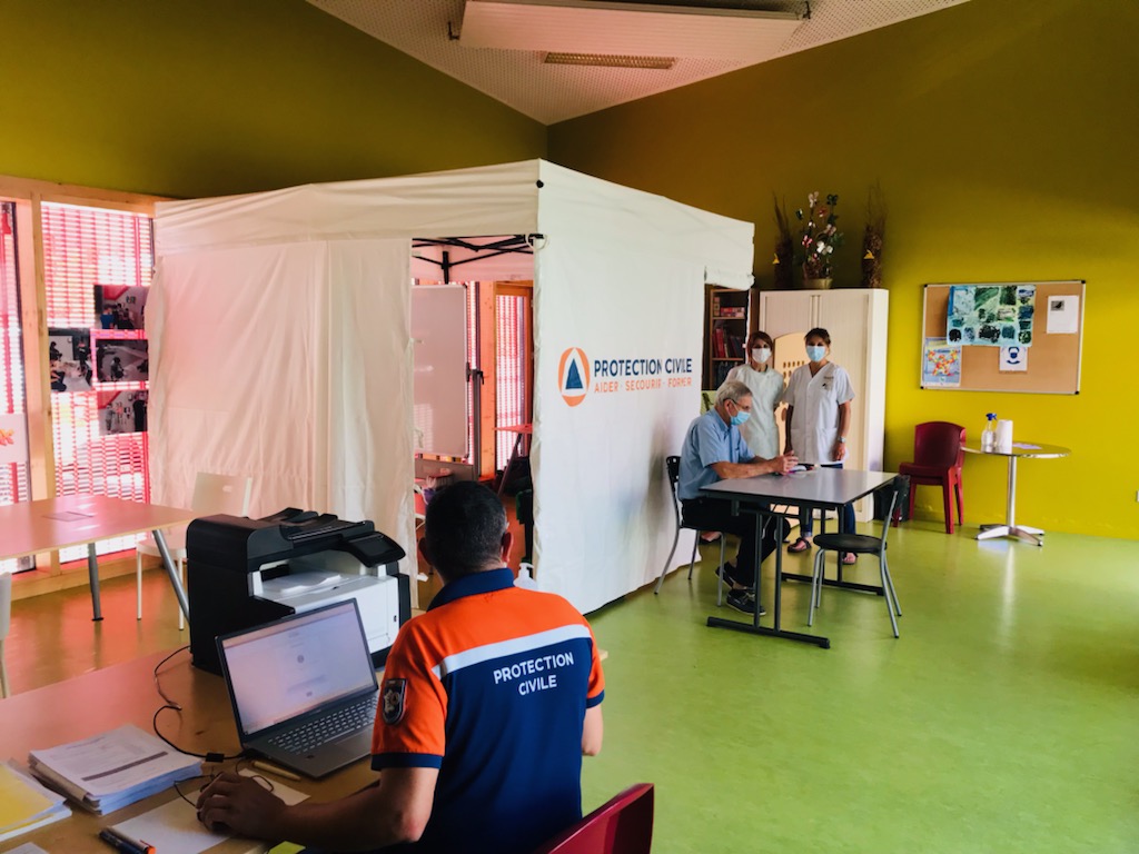 Prefet39's tweet photo. 👏Merci aux équipes de @Protec39 et du Centre Social Olympe de Gouges mobilisées sur l'opération #vaccination et #dépistage, réalisée ce matin au Mesnils Pasteur @DoleduJura @VilledeDole 💉La lutte contre le virus #COVID19 continue ! 
➡️Prendre un rdv : https://t.co/LYJHyvh55v https://t.co/Eswy2aT39z