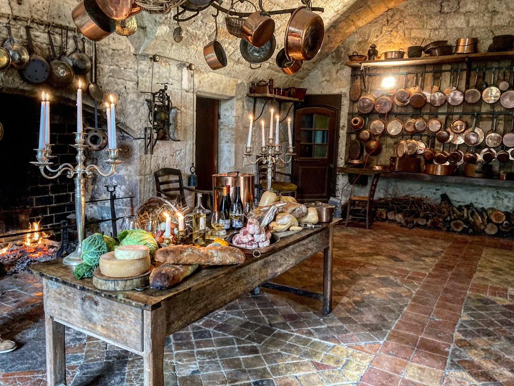 heritagesasso's tweet photo. 🏰 Le château de Bridoire ; un château habité et amusant. 
#patrimoine https://t.co/rEwTZl3zIB