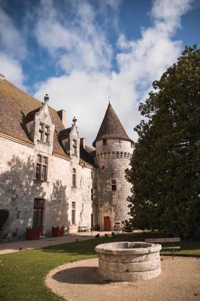 heritagesasso's tweet photo. 🏰 Le château de Bridoire ; un château habité et amusant. 
#patrimoine https://t.co/rEwTZl3zIB