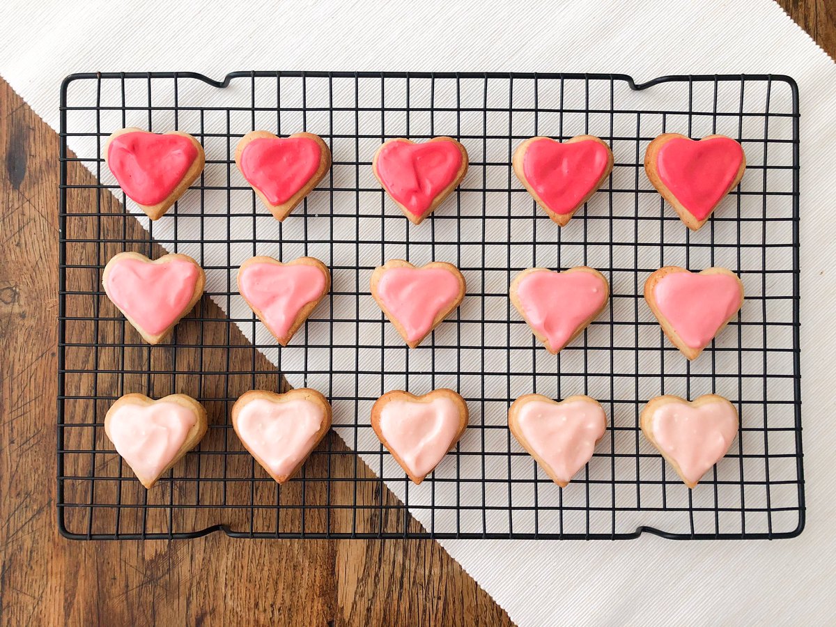 ParisLovePastry's tweet photo. For a little positivity in your life ❤️ heart butter cookies with cream cheese frosting 💓 https://t.co/7JrRQ7jS1j https://t.co/fdWpBnBF1h
