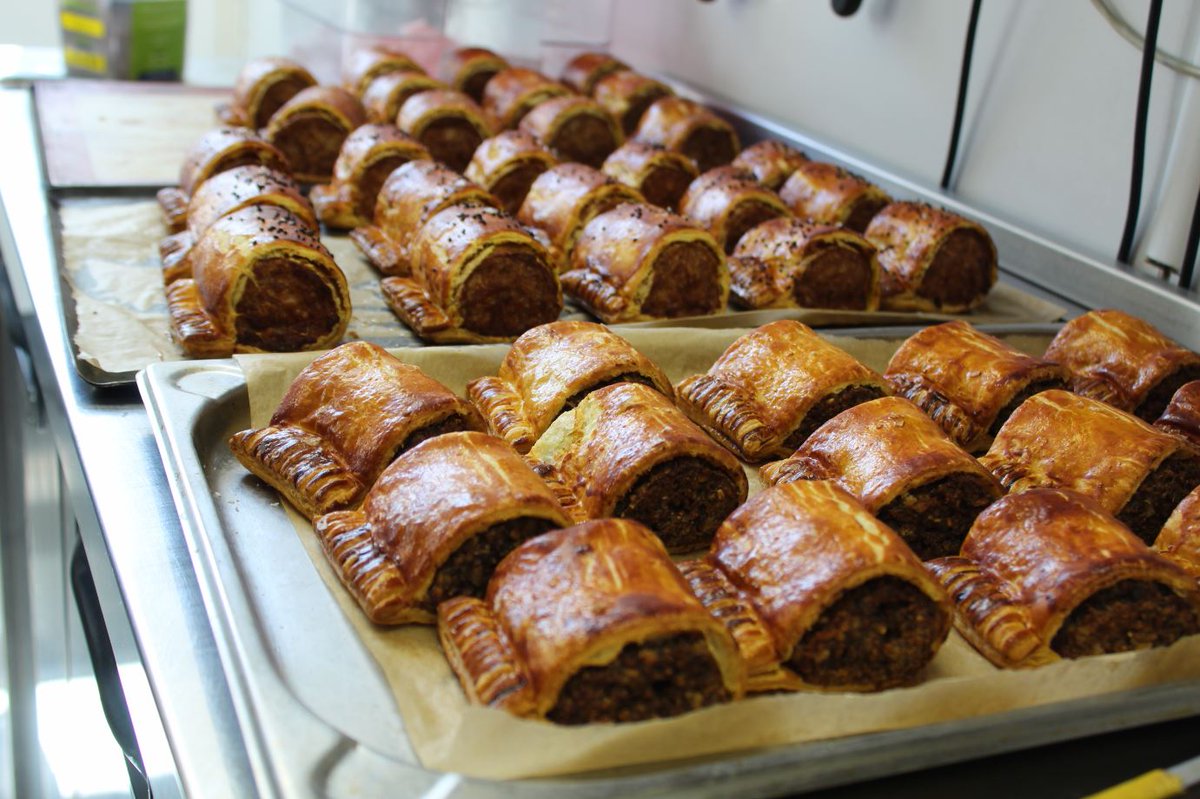 PureCraftBars's tweet photo. 🔥 FRESH OUT OF THE OVEN 🔥
Chef's sausage rolls won't be around for long. Get your hands on them quick! 😋
#PCBK #Birmingham #BirminghamFoodie #ColmoreRow #ColmoreBid #BrumEats https://t.co/gQRKckWfMd