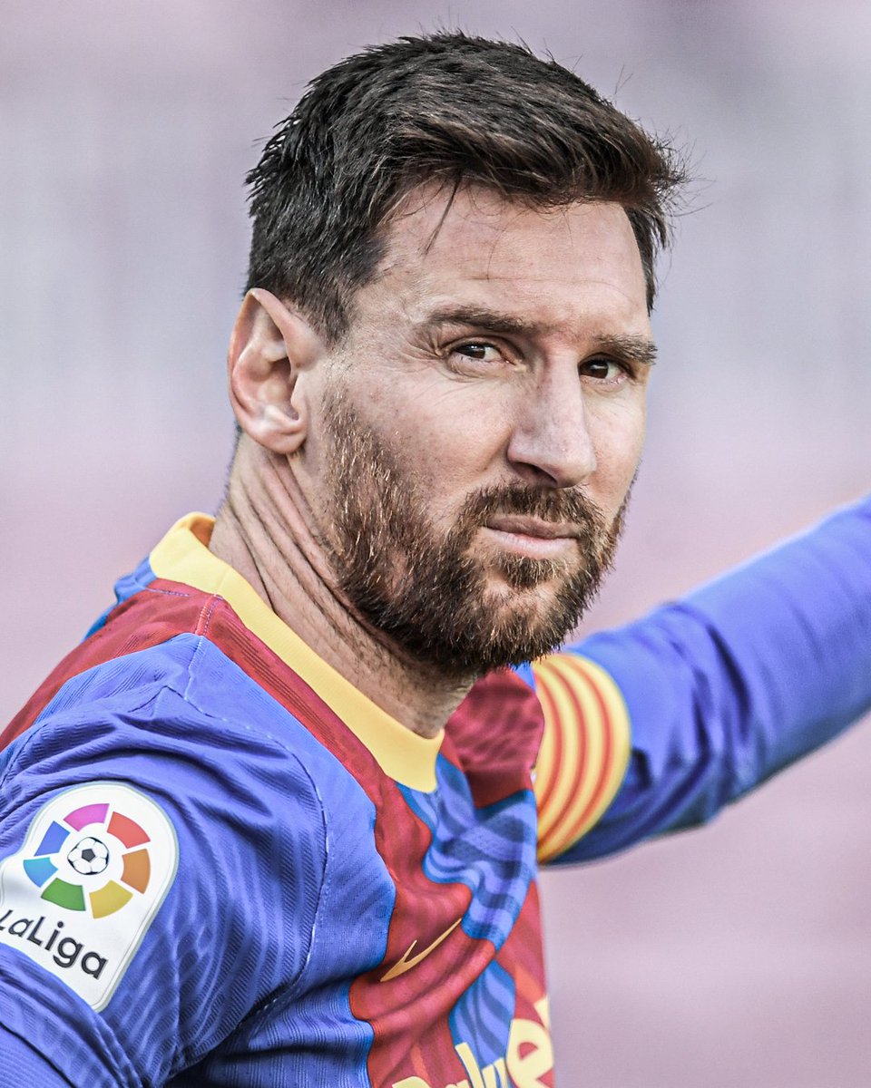 ESPNFC's tweet photo. Lionel Messi is flying to Paris to finalise his move to PSG, sources have told @samuelmarsden and @LaurensJulien ✈️🇫🇷 https://t.co/B6zj5tsnT6