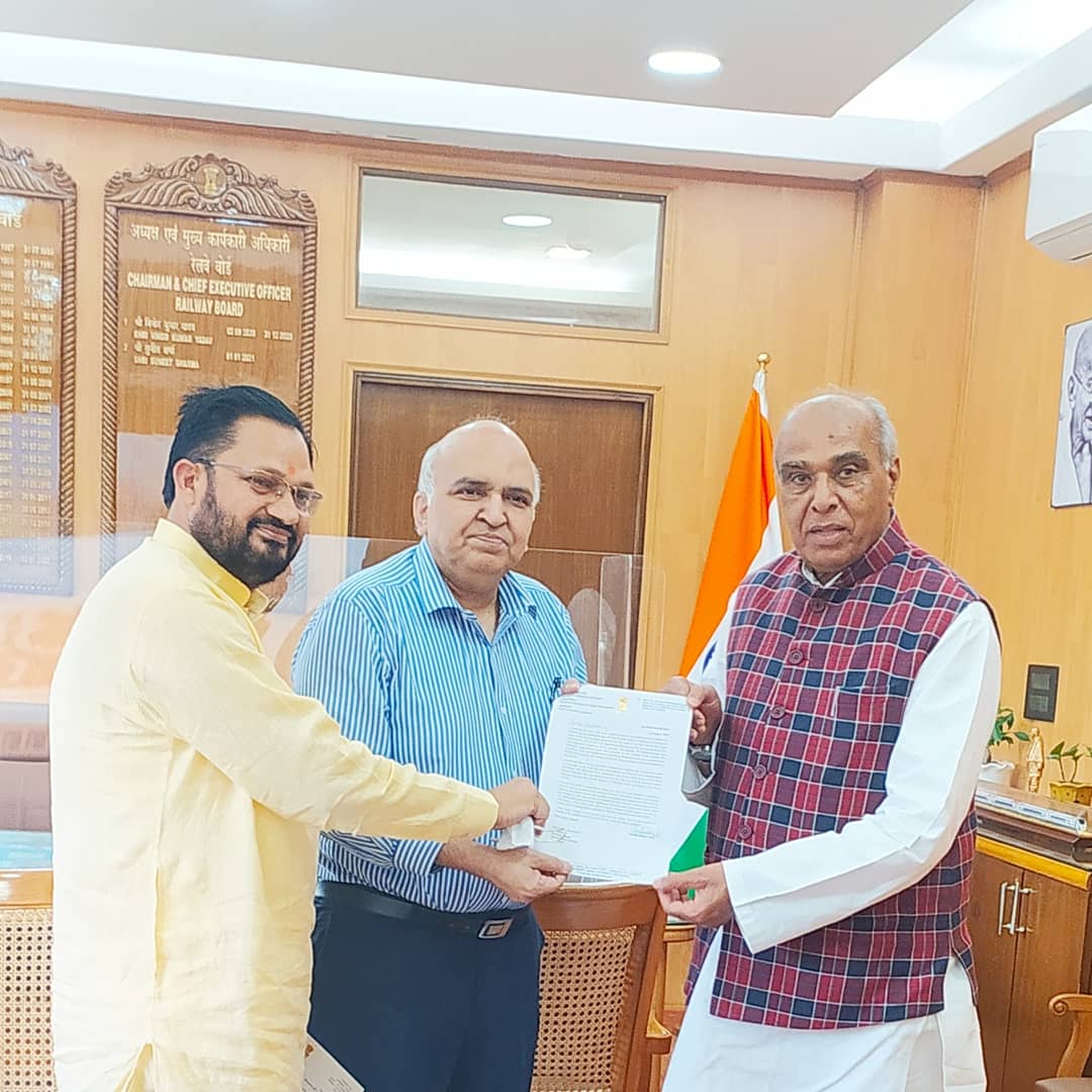 jagdambikapalmp's tweet photo. आज दिल्ली  में रेलवेबोर्ड अध्यक्ष श्री सुनीत शर्मा जी से मिलकर खलीलाबाद से बहराइच वाया बांसी डुमरियागंज, उतरौला श्रावस्ती नई रेल लाइन को शुरू कराने के संबं��� में एवं जिलामुख्यालय सिद्धार्थनगर के भीमापार रेलवे फाटक खोलने एवं स्थायी समाधान के लिए एक रेलवे अंडर पास बनाने की मांग की। https://t.co/bfMq0BHqzw