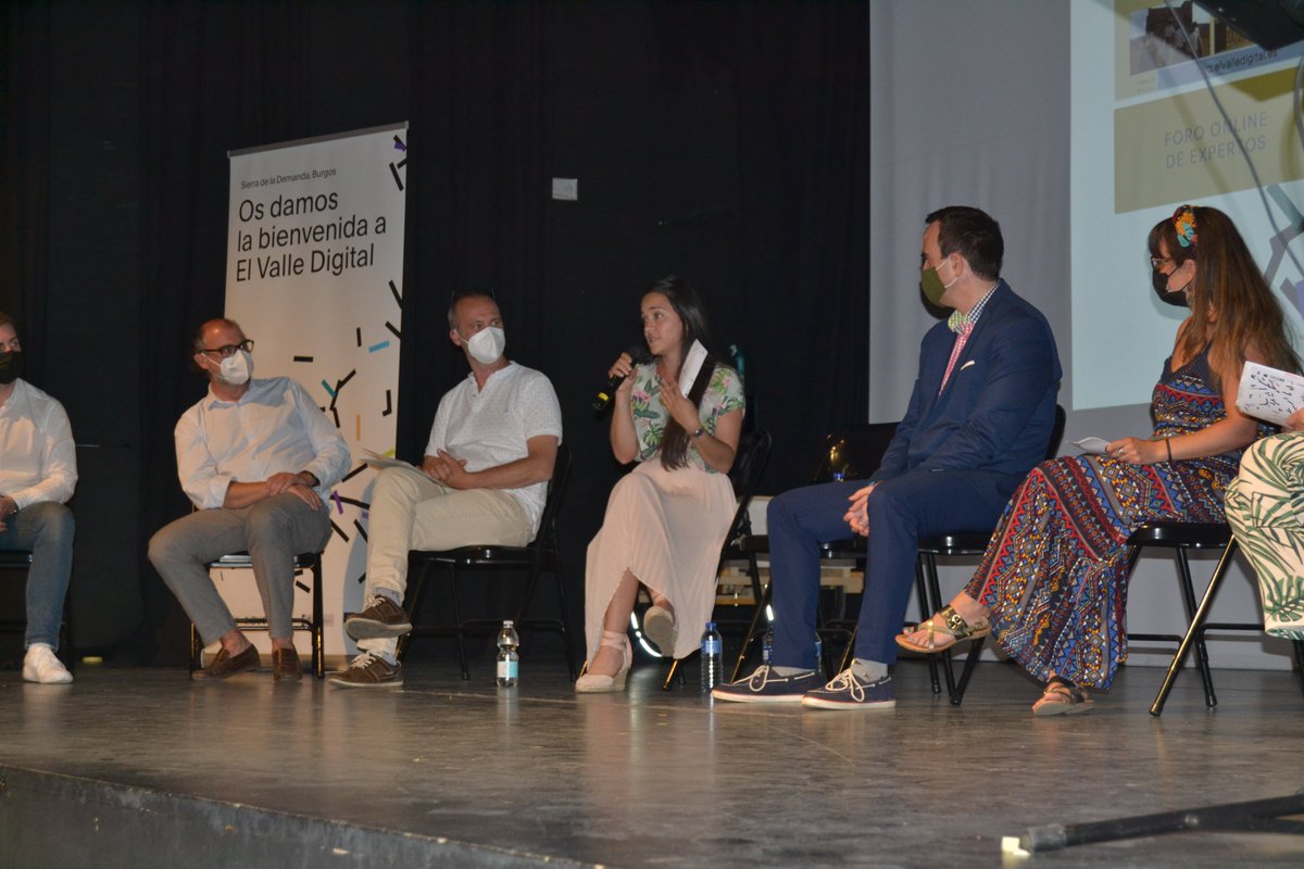 _cibuc's tweet photo. Estos días hemos presentado @ElValleDigital_, un proyecto financiado por #AGALSA en la @sierralademanda. Vivienda, digitalización, banco de talento, empleo, coworking… palancas fundamentales para el desarrollo rural.

Más información en https://t.co/cbfBfQGdgW https://t.co/Omj1zWFQkP