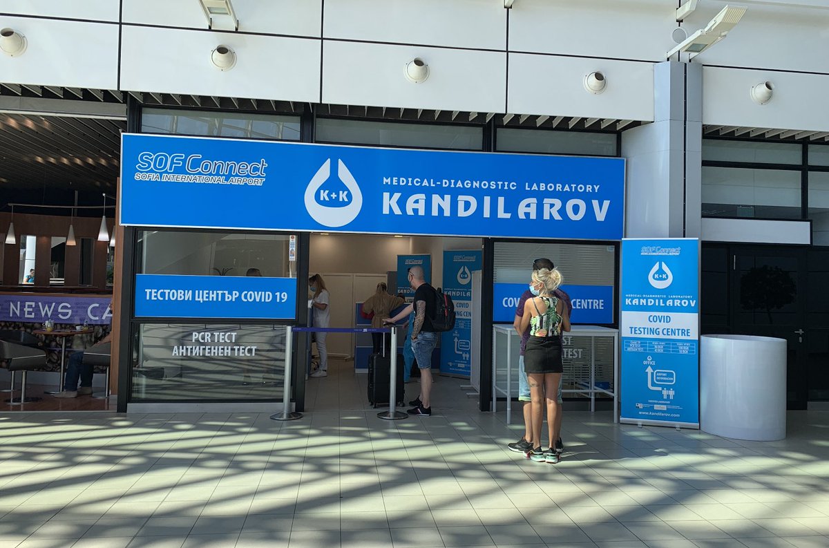 Entrada a un laboratorio pequeño con cartelería azul.