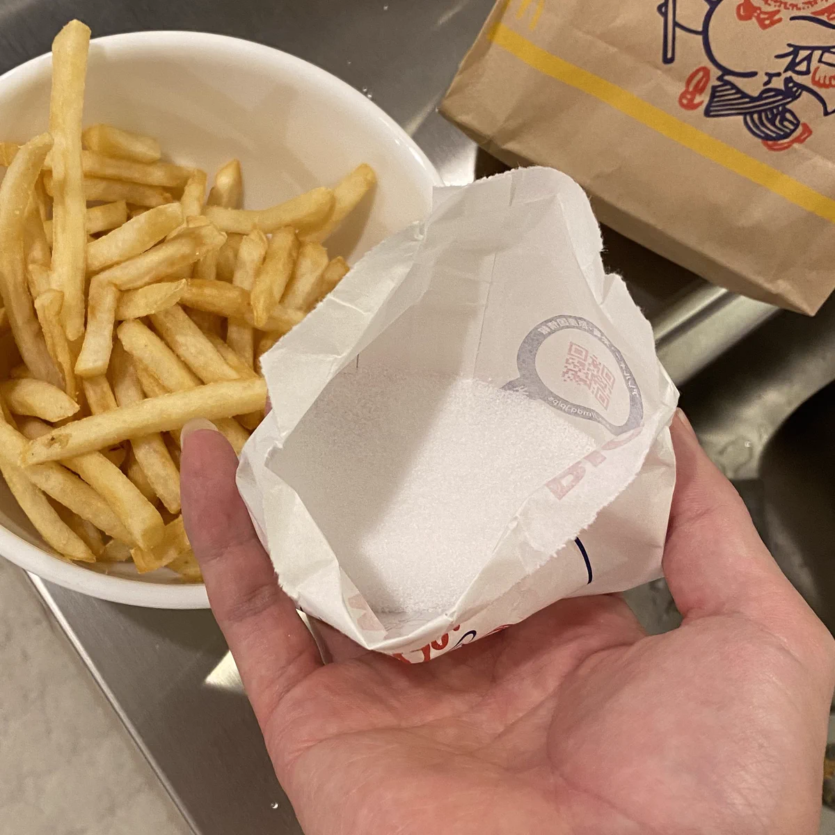 こういうもん？マックで「塩多め」を頼んだら致死量の塩貰った。