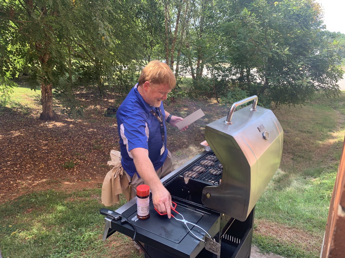 principalMason's tweet photo. Our awesome AP, Mr. Kerns, was working hard on the grill yesterday!  Those 🌭 and 🍔 were on 🎯!!!  💙💛💙💛💙 https://t.co/hV7cbmKSYo
