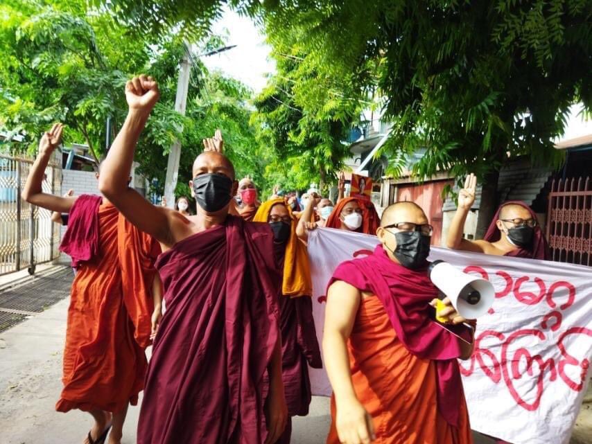jonneyMoe's tweet photo. 10.8.2021 In Mandalay, Sangha Union Strike strike marched to the streets and protested against the military dictatorship. 

LEGALIZATION OF NUG

#Aug10Coup 
#WhatsHappeningInMyanmar https://t.co/RuMQOsvg4Q