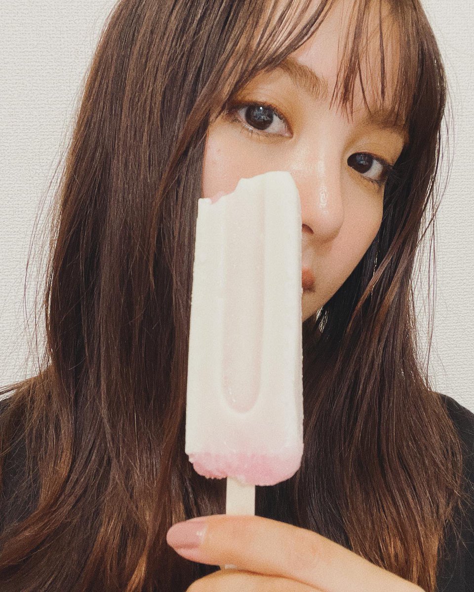 石川恋 毎日暑すぎてアイスが一段と美味しい 最近はかき氷アイスにハマってる 久々に前髪復活しました フットネイルは愛しのホワイトタイガーをモチーフにしてもらったんだけど 1年中これがいい ってくらいお気に入り Roi さん