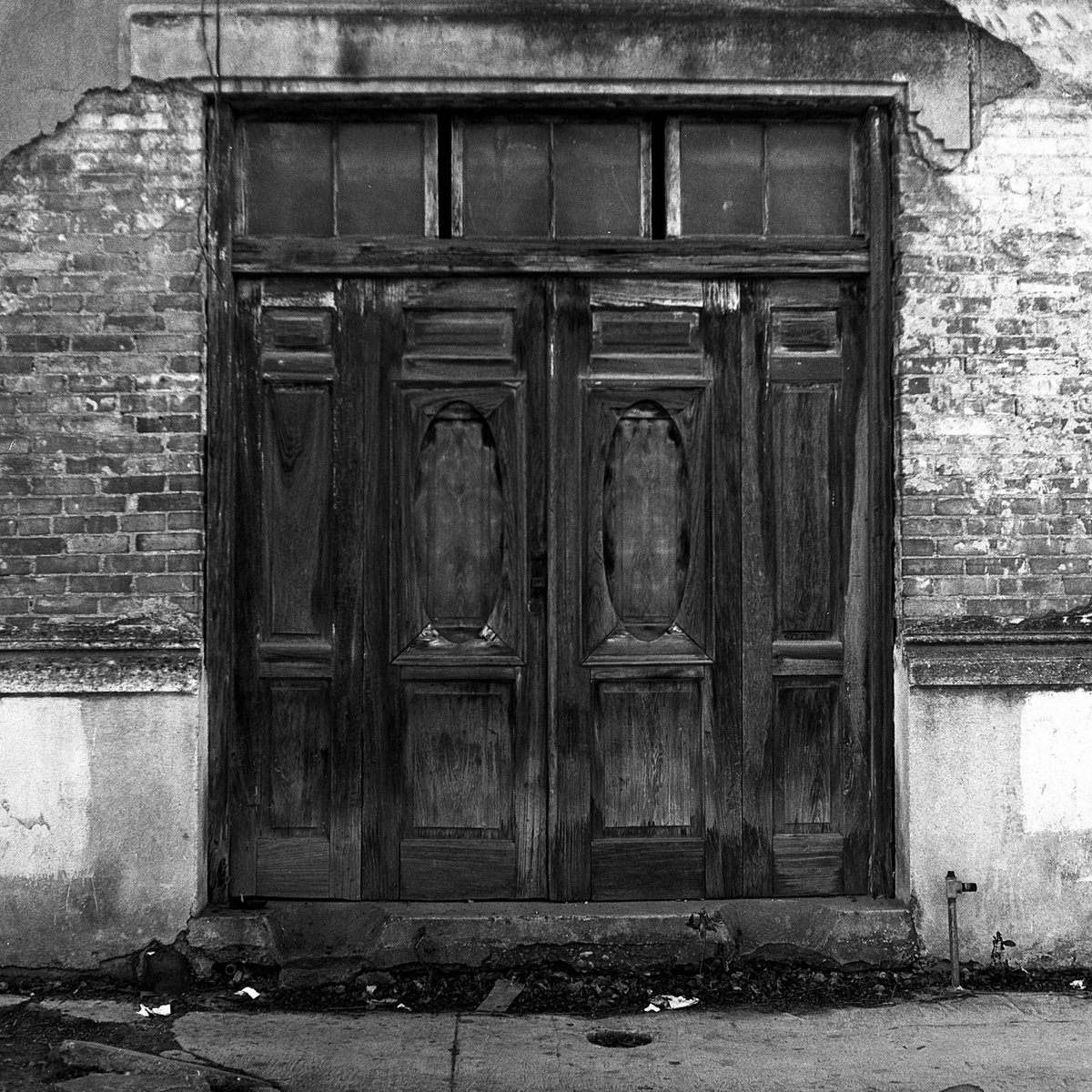 Of symmetry and thirds.
-
Monterrey, Nuevo León, México.
-
Yashica Mat - Kodak TriX 400 - HC110(H).

#film #filmphotography
#HeyFSC #BelieveInFilm #shootfilmbenice #keepfilmalive