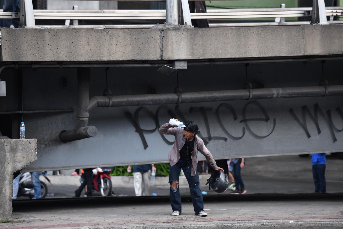 ThaiEnquirer's tweet image. The police continue to shoot rubber bullets and tear gas canisters at protesters who refused to disperse from Din Daeng Junction. Arrests are now being made around 18:15. 

#ม็อบ10สิงหา #WhatsHappeningInThailand