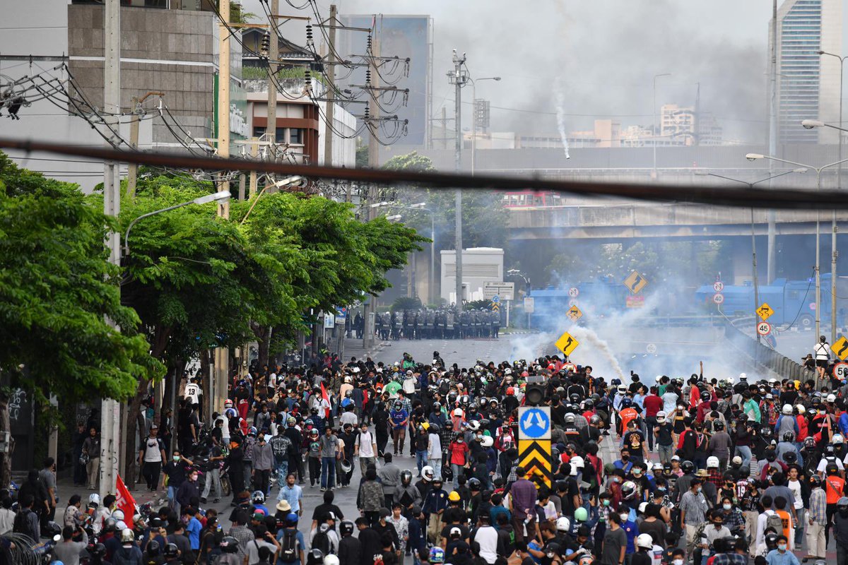 ThaiEnquirer's tweet image. The police continue to shoot rubber bullets and tear gas canisters at protesters who refused to disperse from Din Daeng Junction. Arrests are now being made around 18:15. 

#ม็อบ10สิงหา #WhatsHappeningInThailand
