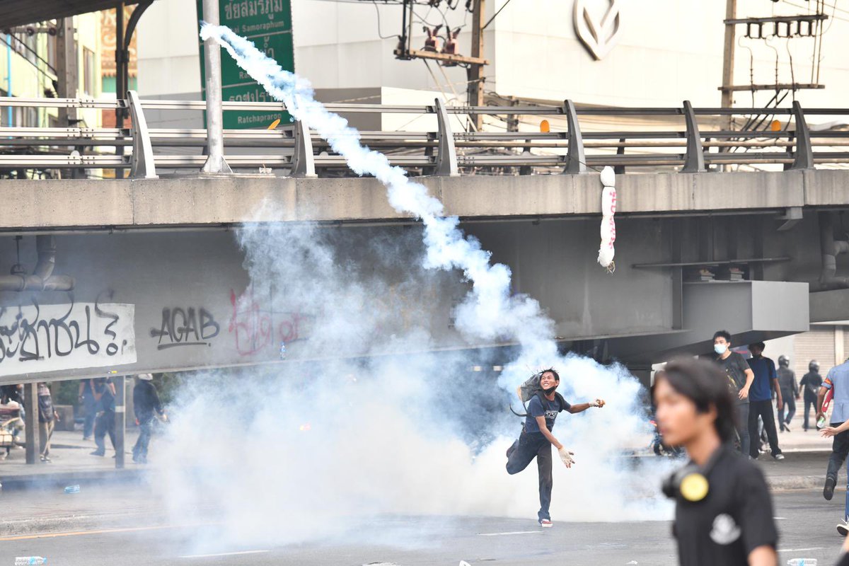 ThaiEnquirer's tweet image. The police continue to shoot rubber bullets and tear gas canisters at protesters who refused to disperse from Din Daeng Junction. Arrests are now being made around 18:15. 

#ม็อบ10สิงหา #WhatsHappeningInThailand
