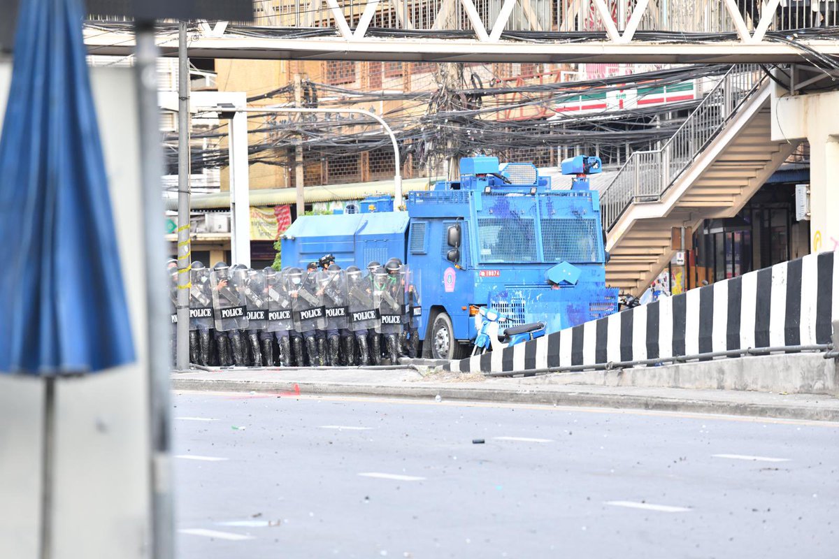 ThaiEnquirer's tweet image. The police continue to shoot rubber bullets and tear gas canisters at protesters who refused to disperse from Din Daeng Junction. Arrests are now being made around 18:15. 

#ม็อบ10สิงหา #WhatsHappeningInThailand