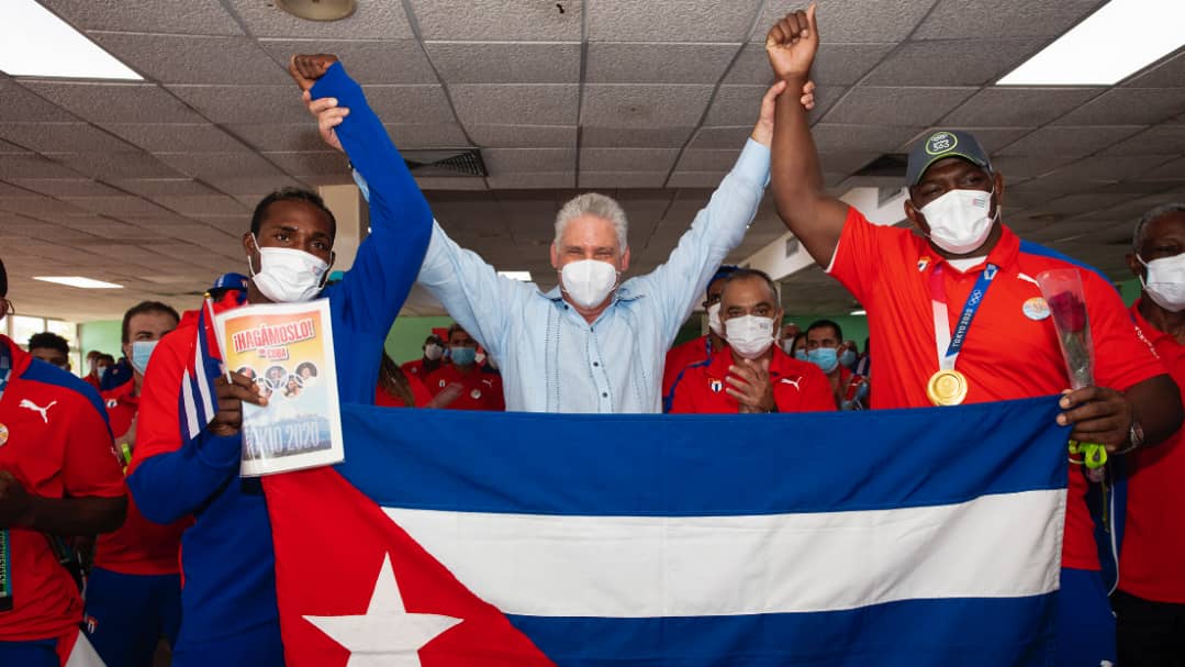 Muy emotiva la llegada de la delegación cubana de #Tokyo2020. Los deportistas que entrenaron en condiciones muy difíciles y pusieron a #Cuba en el puesto 14 del medallero, realizaron una hazaña. Han hecho historia. Bienvenidos a la Patria.