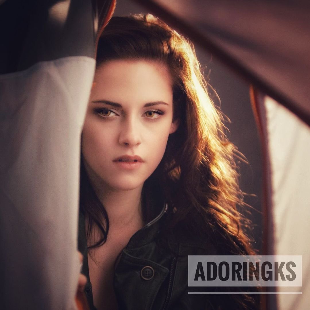 AdoringKS's tweet photo. #kristenstewart #robertpattinson #breakingdawnparttwo #moviestills 💛 https://t.co/g9ZqsJmY2R https://t.co/6TBskOrX1x