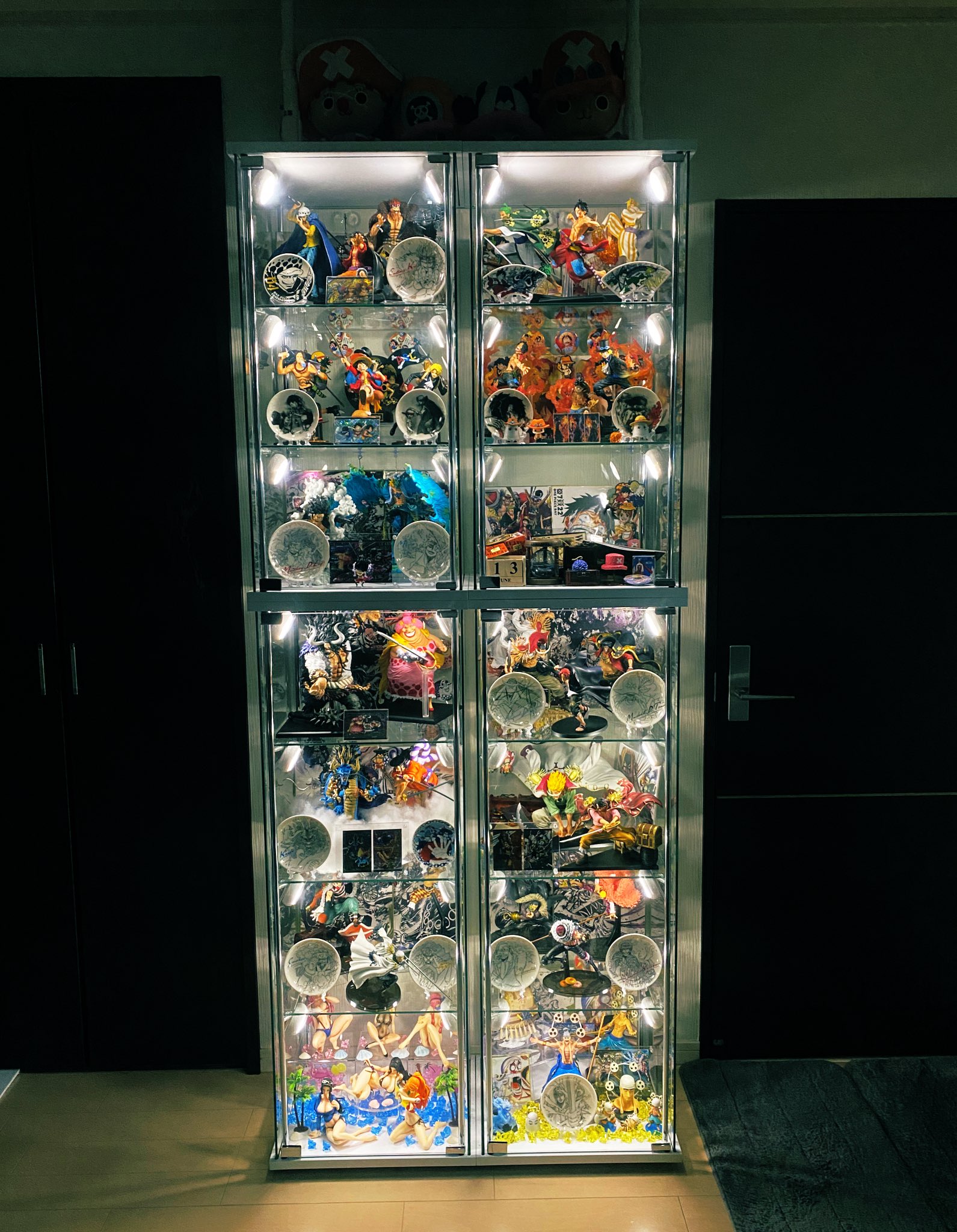 Shooooki 現在のフィギュアケース えぐい 一番上に9月の一番くじ一味飾って右の上から3番目にクイーン キング飾れたら最高 キング入るかな ワンピース フィギュア ガラスケース 飾り方 Onepiece 一番くじ カイドウ ビッグマム 麦わらの