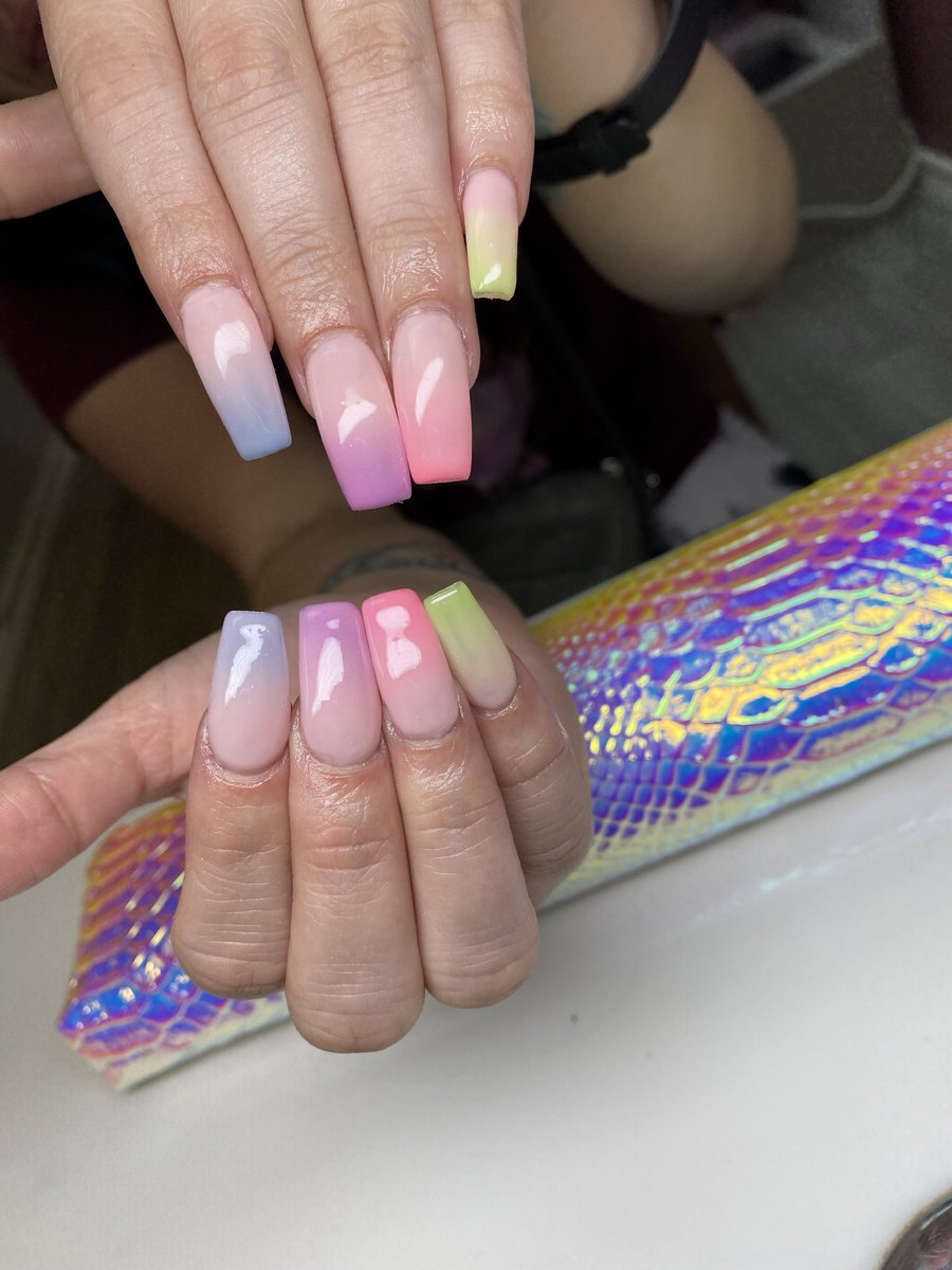 dollfacedbrey's tweet photo. #ombrenails #Cleveland #clevelandnails https://t.co/Wx4eLTUlGS