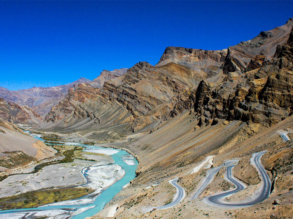 lehladakhtravel's tweet photo. There is no other road like the daunting #Gataloops. It is an amazing and crazy route of madness. If you think you are an avid biker; dare to ride on this road.
#safetravels #travelsafely #instatravel #travelpic #ladakh #leh #road #highway #himalayas #lehmanalihighway #lehmanali https://t.co/ydmjTuu121
