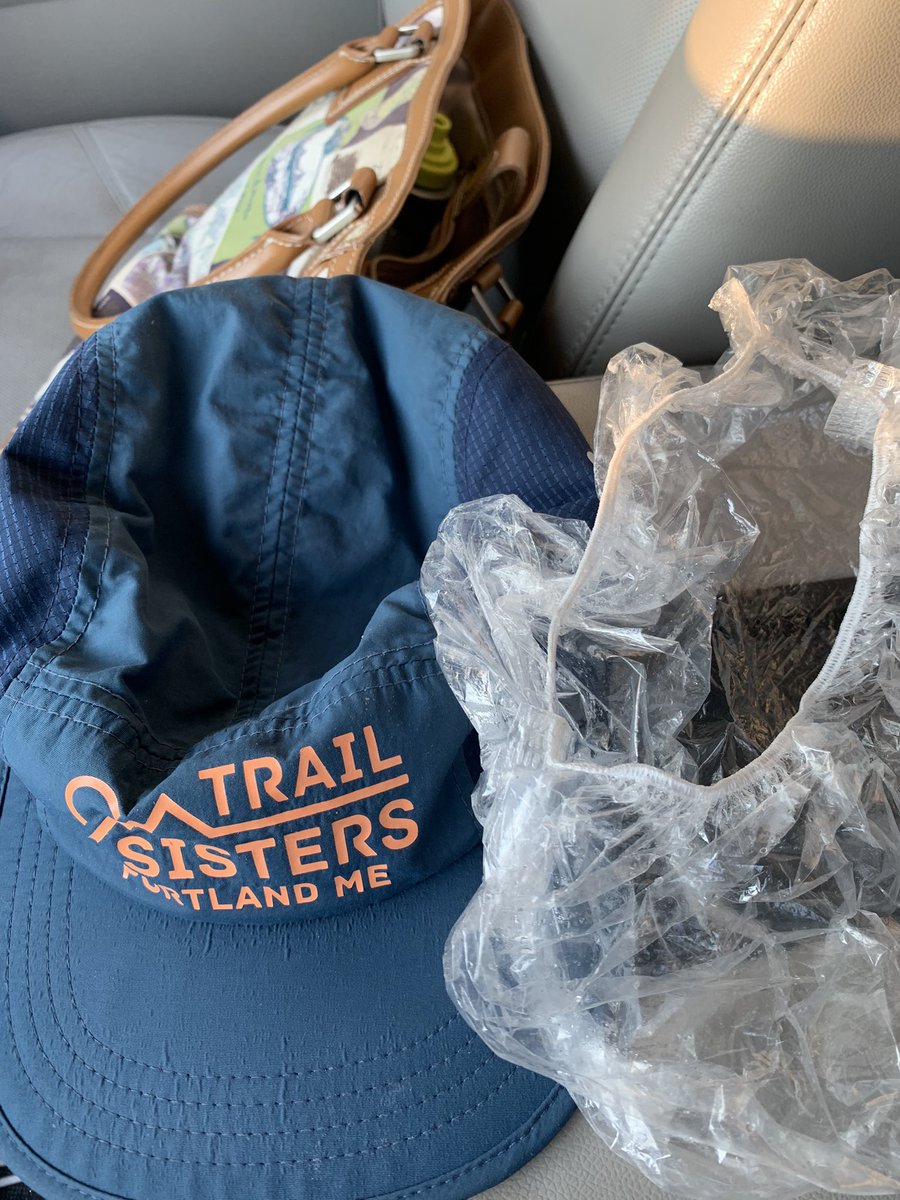 MaineGirl2Runs's tweet photo. Game changer for running in humidity before work- wear a clear plastic shower cap under run hat. My hair did not frizz! #runtip #womensrunning https://t.co/Ya8VVvMbzp