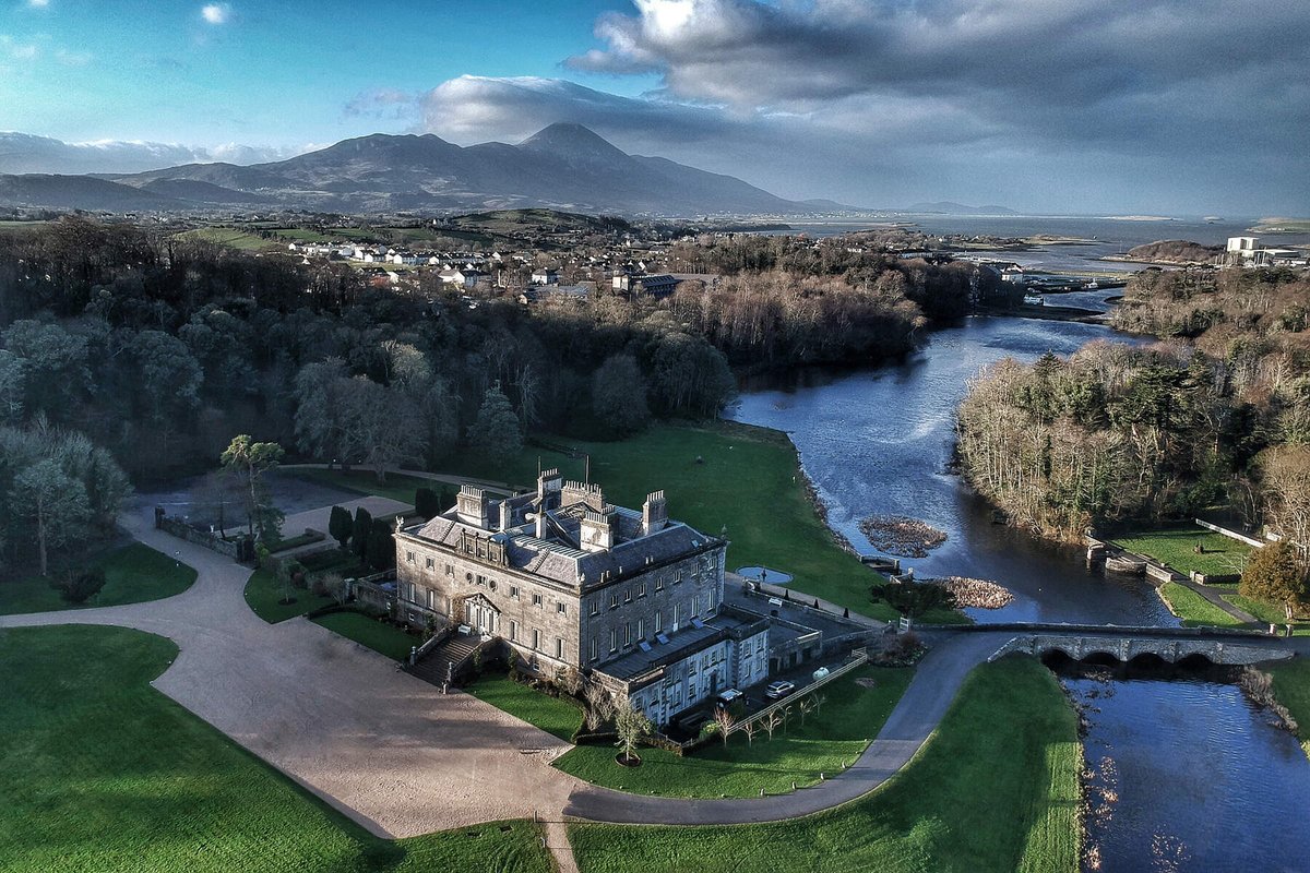 Westport House, in #Mayo, is one of Ireland’s most beautiful historic homes.

It's surrounded by a beatiful garden with amazing views of Clew Bay, Achill Island, and Croagh Patrick.

Plan your next cycling trip along the #Eurovelo Route 1 in #Ireland on atlanticonbike.ie🚴‍♀️