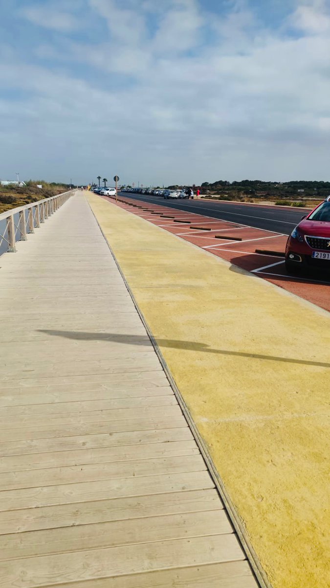 KateAusten5's tweet image. Esa playa, rodeada de esteros, abierta al Atlántico, es nuestro #Camposoto, la playa donde mi padre nos llevaba. Un paraíso con aire propio que no necesita barcos de lujo. Sal y sol.