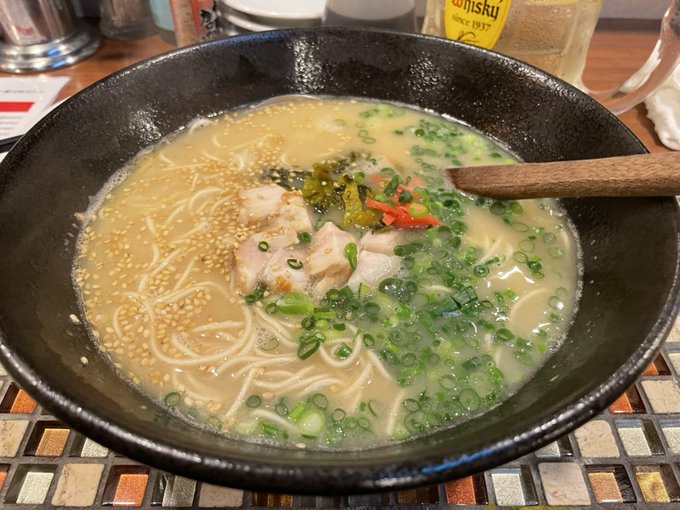 〆モードへ。自慢の豚骨、ってメニューに書いてあったので気になったけどめっちゃ美味い…!('^p^`) 