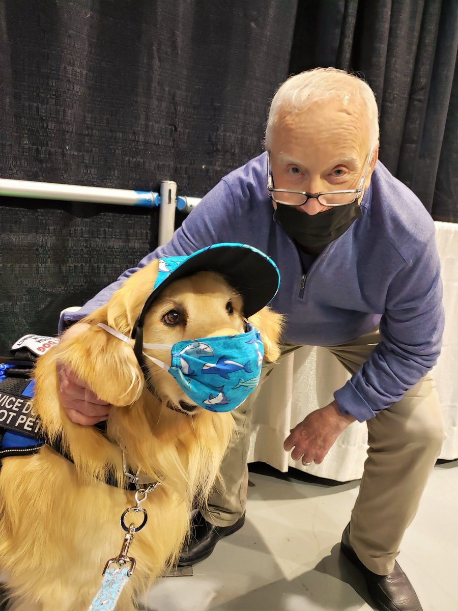 Kobalt_IST_Gold's tweet photo. My time at #SharkCon was made by seeing the most "alive" man from #JAWS: Mr. @RichardDreyfuss! See you next year, Mr. Hooper, hopefully sans #facemask.
#shark #oceanconservation #sharkconservation #jawsome #fintastic #foodallergies #dogsoftwitter https://t.co/ghI4ehmX9w