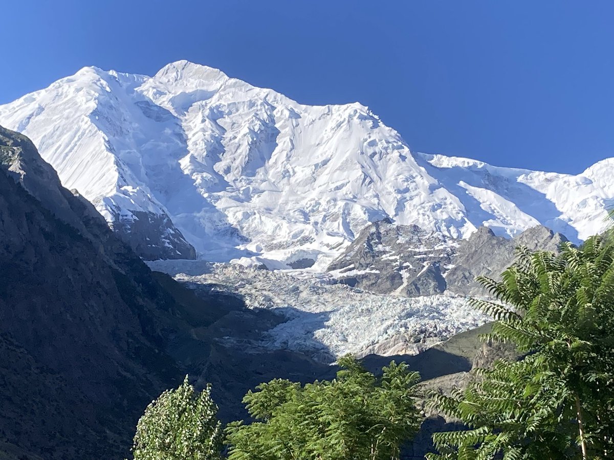 mimochilamepesa's tweet photo. Hoy hemos tenido dos premios. El primero nada mas levantarme la espectacular vision del Pico Rakaposhi de 7.788m y luego mas adelante el Nanga Parbat de 8.123 m
#mimochilaenpakistan
#lastplaces
#karakorumrange
#himalayarange
#hunzavalley https://t.co/yQ8UGv28M4