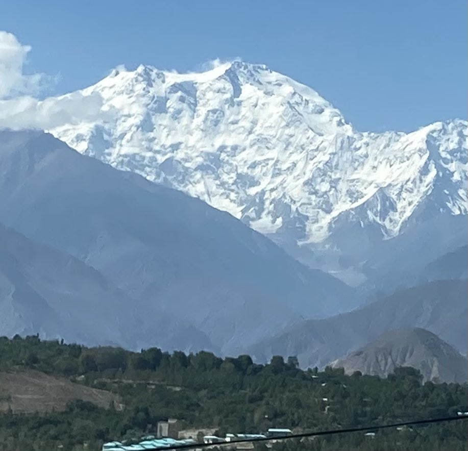 mimochilamepesa's tweet photo. Hoy hemos tenido dos premios. El primero nada mas levantarme la espectacular vision del Pico Rakaposhi de 7.788m y luego mas adelante el Nanga Parbat de 8.123 m
#mimochilaenpakistan
#lastplaces
#karakorumrange
#himalayarange
#hunzavalley https://t.co/yQ8UGv28M4