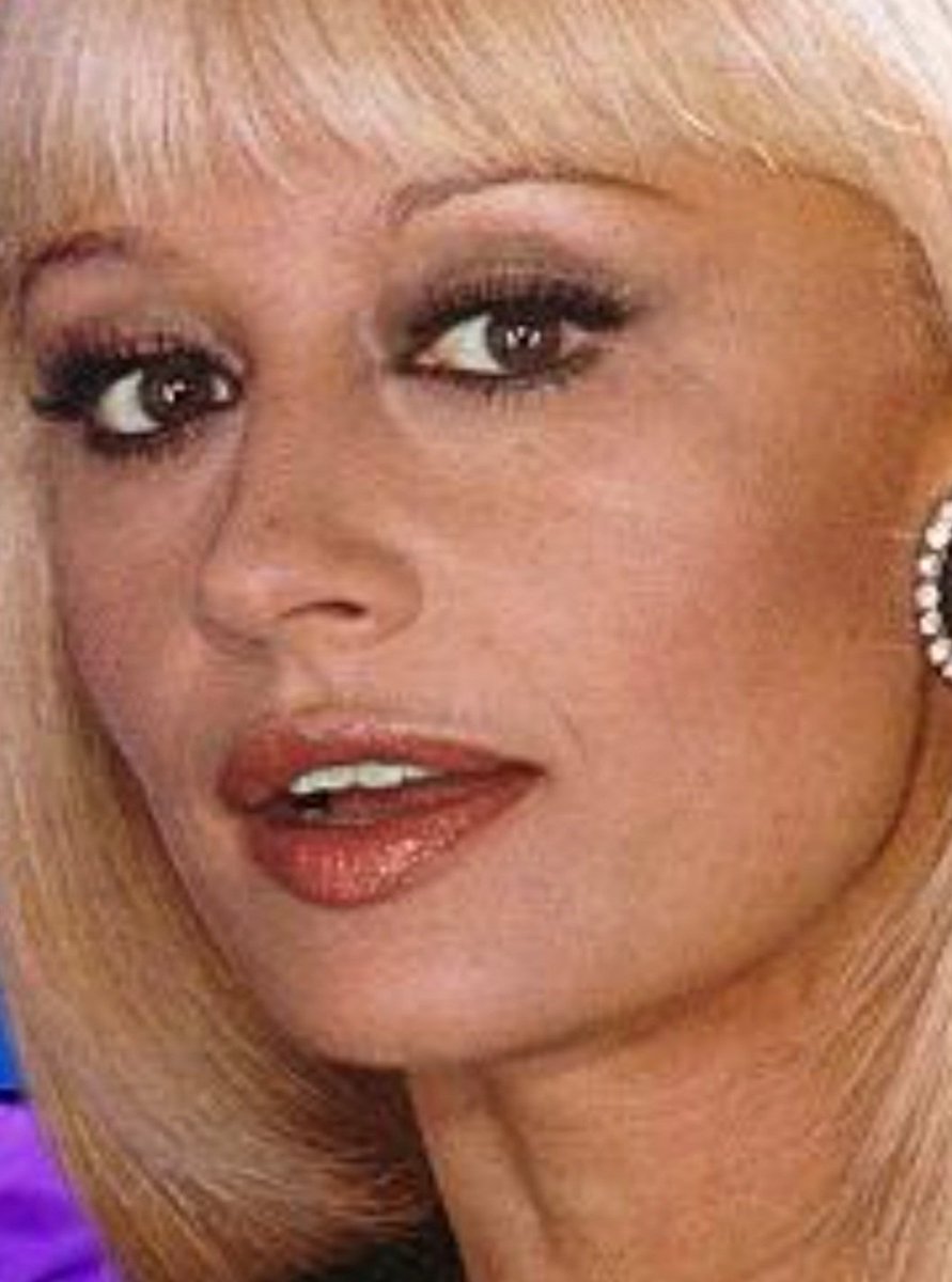 InfoMalgioglio's tweet photo. Il Grande Regista spagnolo #pedroalmodovar nel suo nuovo film "Madres Paralelas" che presenterà alla Mostra di Venezia omaggerá la nostra Raffaella Carrá di cui era amico e grande ammiratore. Ringraziamo la Spagna per quello che sta facendo per la Carrá mentre l'Italia dorme. https://t.co/RpZA1oSDtq
