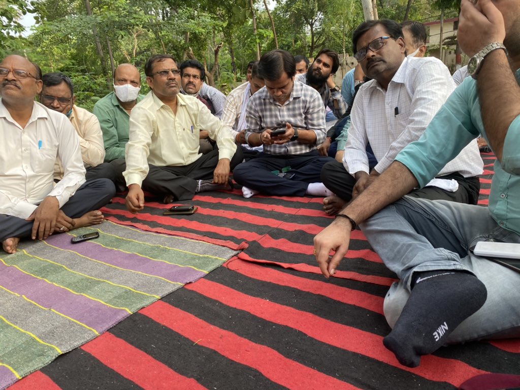 SunilKG_DVVNL's tweet image. #savedemocracysavepowersector
#StopPrivatization 
#NationAgainstPrivatization 
#ScrapElectricityammendmentbill2020
#Jhansi #UPPCL #NCCOEEE #AIFOPDE #RVPJESUP 

AIFOPDE @aifopde के राष्ट्रीय अध्यक्ष इ० @RKTrive_aifopde झाँसी में विरोध सभा को सम्बोधित करते हुए।