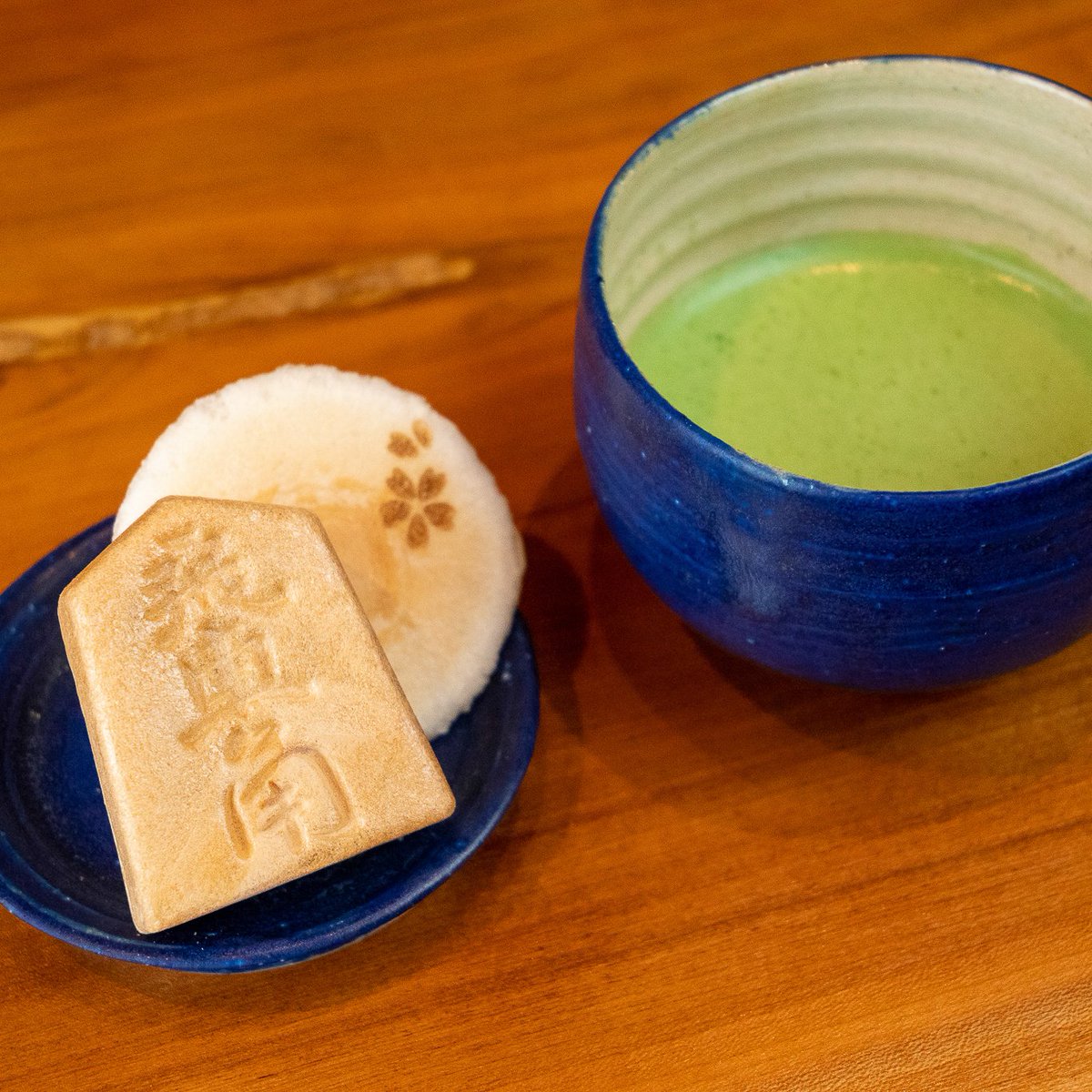 UShoten's tweet photo. 青のうつわ、
今や瀬戸らしいお菓子と一緒に🍪
藤井二冠の活躍がめざましいです
更なる活躍を期待して📢
こんなお茶時間もおすすめです
#お茶の時間  #ふるさと納税 #ふるさと納税返礼品 #愛知県瀬戸市 #さとふる #おうち抹茶  #もなか #茶の湯 #テーブル茶道  #瀬戸焼  #コラボ
#丸錬梅村商店 https://t.co/vZm4ZdUbRf