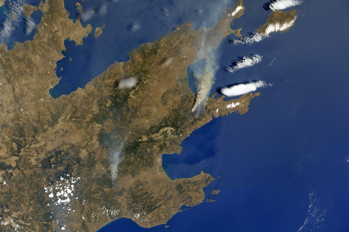 Thomas Pesquet (@thom_astro) on Twitter photo 🇬🇷 Le Péloponnèse il y a quelques jours – en feu. Et ça continue. Nos pensées depuis l’ISS à ceux qui souffrent en ce moment des incendies en Californie ou au sud de l’Europe. Le #GIEC a remis son dernier rapport hier et il n’y a pas mieux comme analyse de l’état du climat… 🇬🇷 Le Péloponnèse il y a quelques jours – en feu. Et ça continue. Nos pensées depuis l’ISS à ceux qui souffrent en ce moment des incendies en Californie ou au sud de l’Europe. Le #GIEC a remis son dernier rapport hier et il n’y a pas mieux comme analyse de l’état du climat…