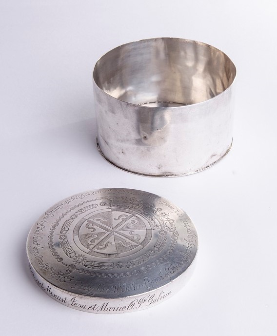 GalwayMuseum's tweet photo. #COLLECTIONSSPOTLIGHT
This week we have a silver host box from the Dominican Order, Galway by Mark Fallon. Lid is inscribed ‘Pray for Mr. John Lynch of Burdox, his wife and posterity who made a present to both his sisters Brigett and Ann Lynch of this hoast box Anno Doni 1733’ https://t.co/s0PFSYm5el