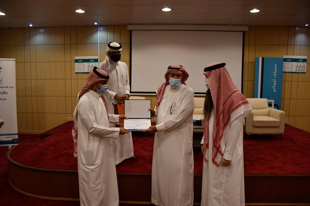 Hamoodalbashiri's tweet photo. تشرفت بالتكريم مع زملائي إعلاميي الشرقية من قبل الاستاذ فهد الهاجري مدير إدارة بريد المنطقة الشرقية ومدير ادارة الاتصال والاعلام في سبل الاستاذ صالح العنزي وذلك في نهاية الجولة الميدانية لمرافق بريد المنطقة الشرقية : كل الشكر والتقدير وان شاء الله نكون عند حسن ظن الجميع🌹 https://t.co/GT1WavTUrz