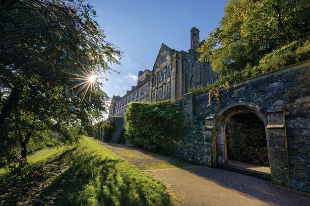christiandunn's tweet photo. #AlevelResults2021- 4 reasons to choose @BangorUni!

1. Our main building looks like #Hogwarts!
2. The #Anglesey coast is on one side of us.
3. #Snowdonia is on the other!
4. You'll study &amp; live in #NorthWales- one of @lonelyplanet's "best locations" in the world!

#Clearing2021 https://t.co/BHVZaQtpPq