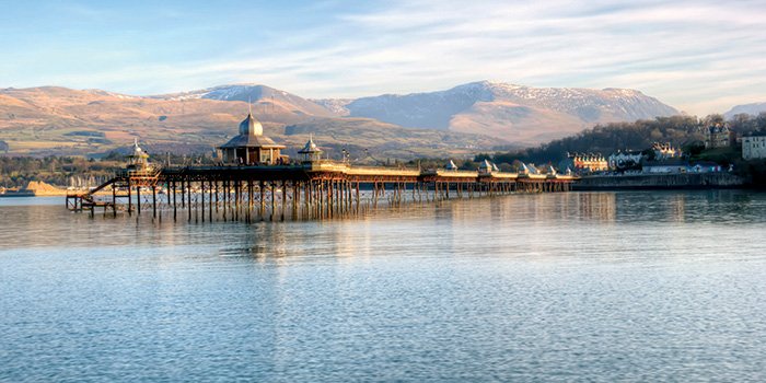 christiandunn's tweet photo. #AlevelResults2021- 4 reasons to choose @BangorUni!

1. Our main building looks like #Hogwarts!
2. The #Anglesey coast is on one side of us.
3. #Snowdonia is on the other!
4. You'll study &amp; live in #NorthWales- one of @lonelyplanet's "best locations" in the world!

#Clearing2021 https://t.co/BHVZaQtpPq