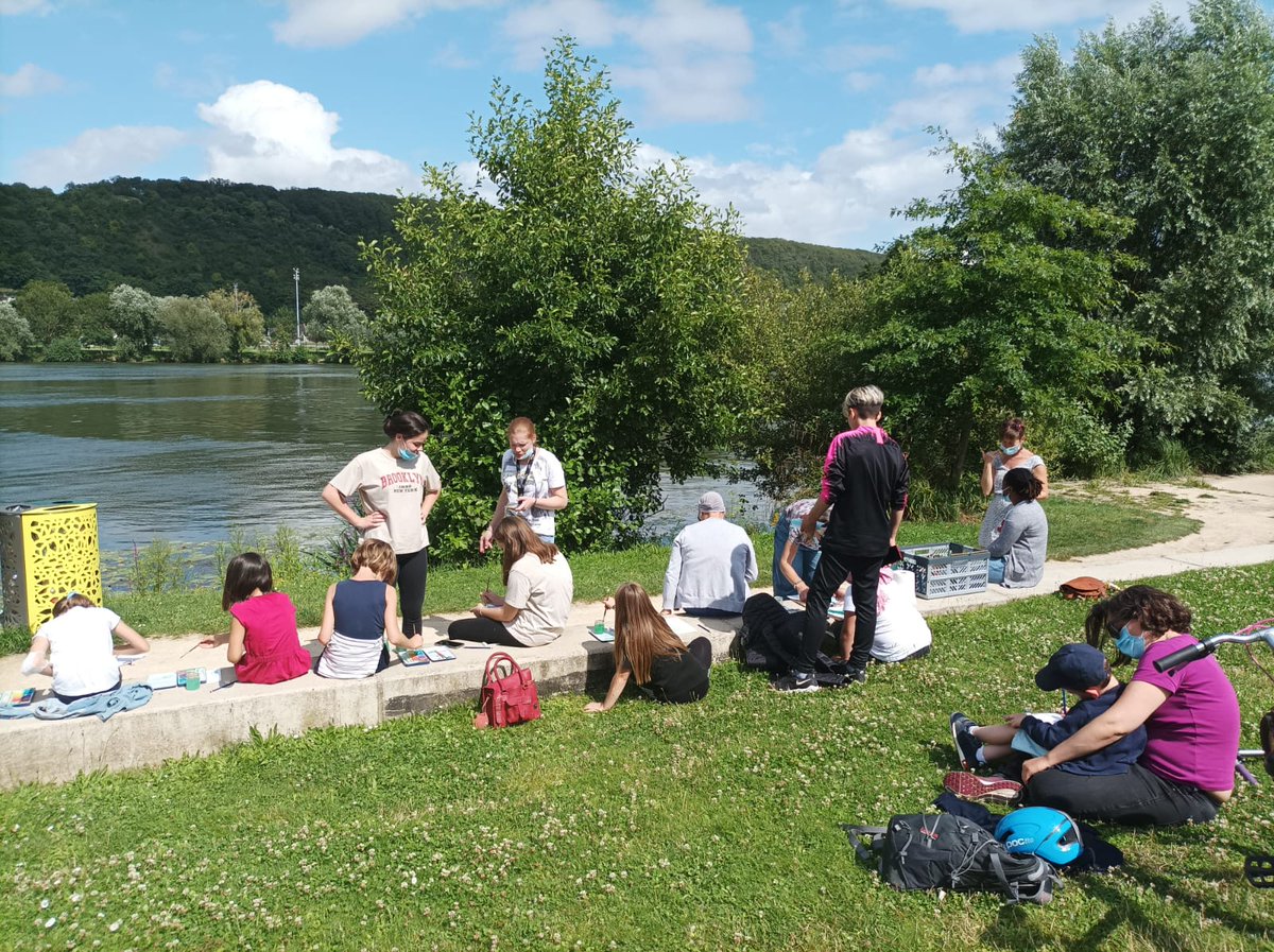 VilledeVernon's tweet photo. #DestinationVernon 
En partenariat avec le Musée de Vernon, hier après-midi les artistes en herbe ont profité d'un atelier spécial découverte de la peinture, notamment l'aquarelle, dans un cadre idyllique : les bords de Seine. https://t.co/rFApFt4U2x