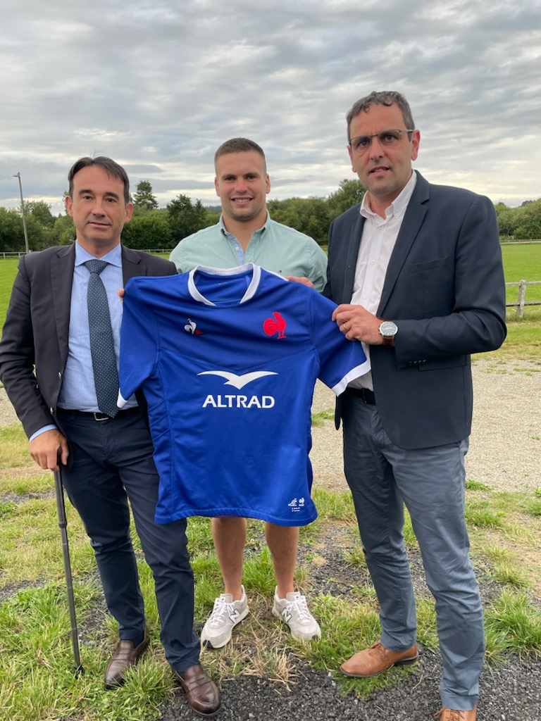 RLV_agglo's tweet photo. Une soirée en l'honneur de Gaëtan Barlot était organisée ce vendredi, pour célébrer sa récente sélection avec le XV de France.
Le joueur a remis au maire de Pulvérières, Jacques Barbecot, son maillot mentionnant l'Association Sportive de Pulvérières.
#rlvterredesports https://t.co/QuxlVesac5