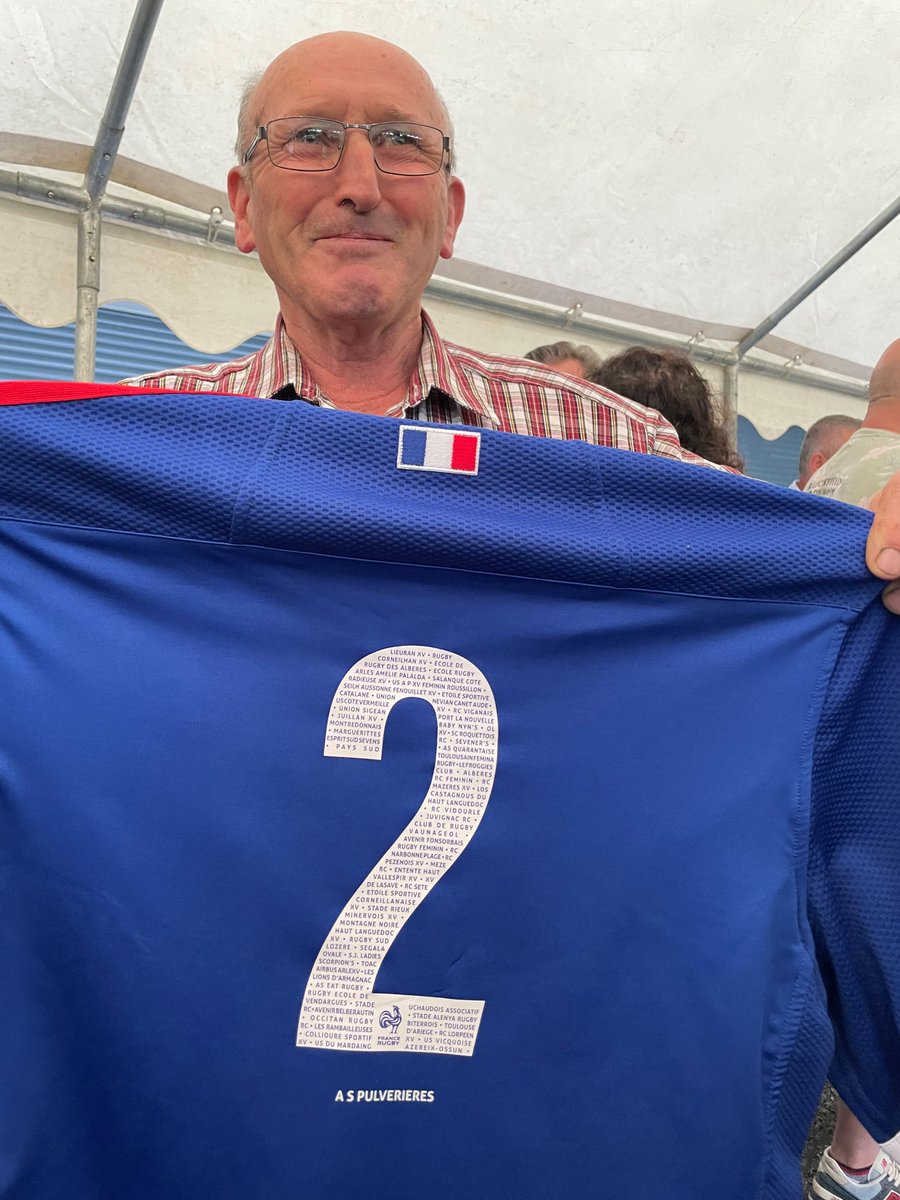 Une soirée en l'honneur de Gaëtan Barlot était organisée ce vendredi, pour célébrer sa récente sélection avec le XV de France.
Le joueur a remis au maire de Pulvérières, Jacques Barbecot, son maillot mentionnant l'Association Sportive de Pulvérières.
#rlvterredesports