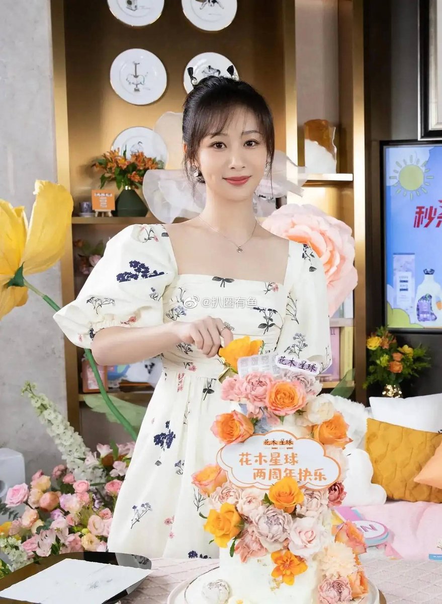 Isss_it_bawal's tweet photo. Yangzi wearing #Stuart_Weitzman dress paired with #NUDIST DISCO high heeled sandals.💜 https://t.co/0zlwfQegb4