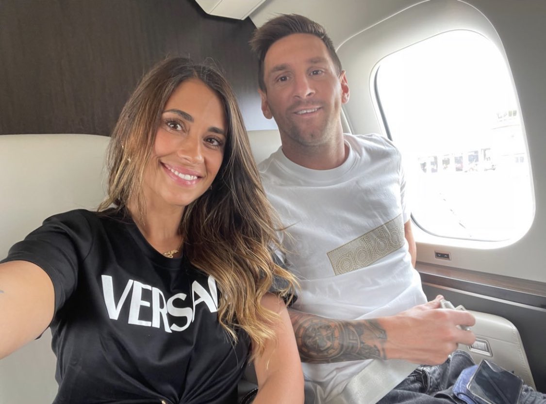 101 Great Goals on X: "Lionel Messi with his wife, Antonella, on their  flight to Paris. ️ https://t.co/LQ1F2aDLsy" / X