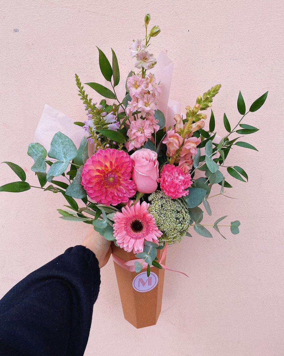mudurbanflowers's tweet photo. a treat on delivery Wednesday 🍒🍭🍿 featuring dahlia, snapdragon, rose, larkspur, physostegia, carnation, germini and seasonal foliages! go luxe for double the stems plus hydrangea 😍👏🏻. click here https://t.co/MYUpcwN4eg to shop 🛒. #freshflowerdelivery #flowerdeliveryscotland https://t.co/9e8za3mld3